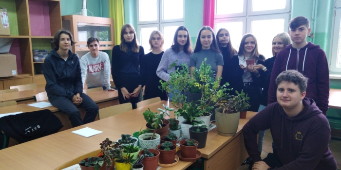 Tydzień Szczęścia w Szkole: Warsztaty sadzenia kwiatów technika ochrony środowiska